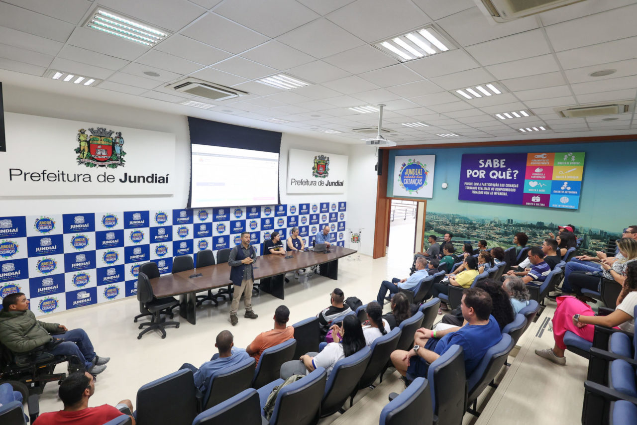 Alunos do CMEJA fazem visita e conhecem estrutura do Paço Municipal