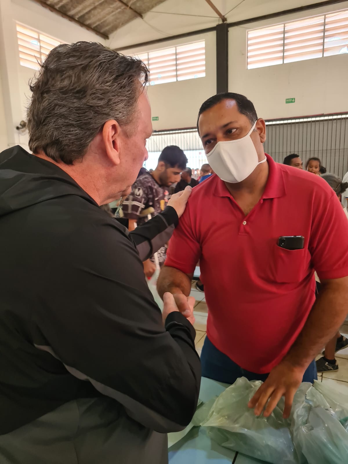 Funss entrega 500 agasalhos no Morada das Vinhas