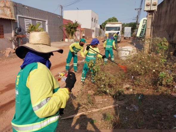 Prefeitura de Cuiab | Equipes de limpeza manual atuam em mais de dez bairros, simultaneamente, nesta segunda-feira (7)