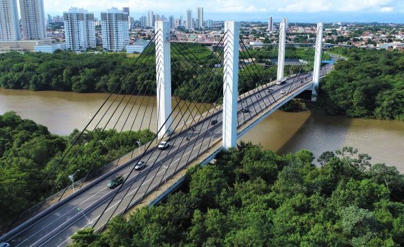 Prefeitura de Cuiab | Limpurb repe cabeamento furtado e iluminao da ponte Srgio Motta restabelecida