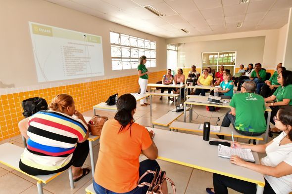 Prefeitura de Cuiab | Profissionais do novo CEIC Clvis Dias Ferreira participam de formao visando o incio das atividades escolares