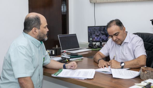 Prefeitura de Cuiab | Secretrio municipal assina termo de adeso ao auxlio locao para permissionrios do Mercado Municipal Miguel Sutil em Cuiab