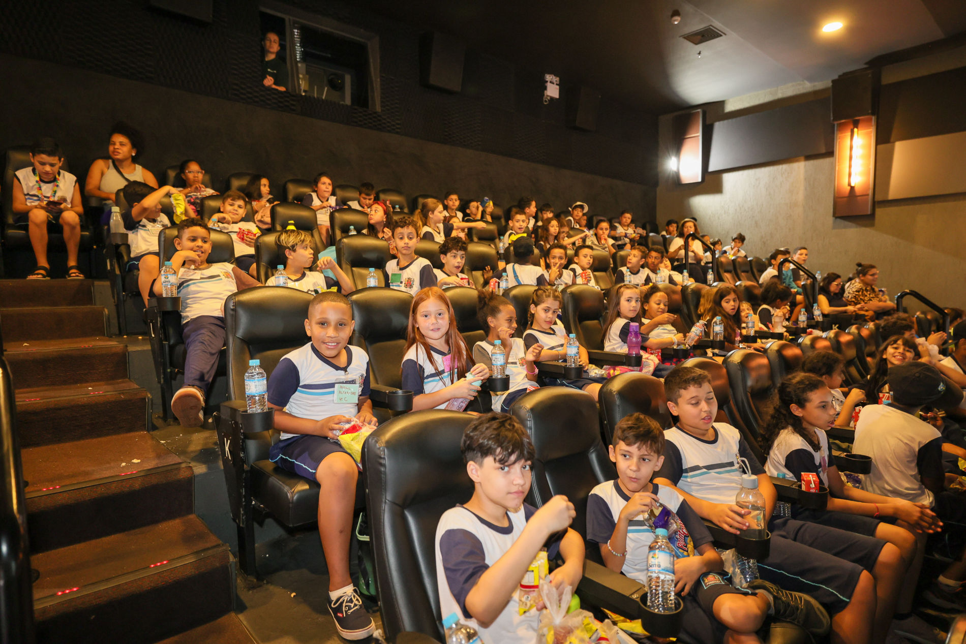 No Dia do Surdo, crianças da rede municipal participam de estreia no cinema